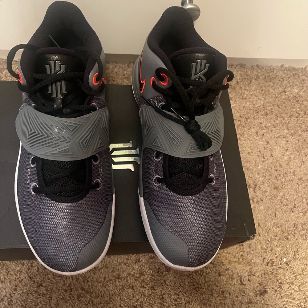 Mens Kyrie Flytrap shoes size 9.5 Brand New in box.